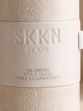 NWT 
SKKN by KIM Oil Drops Vita C Glow 1 fl Oz